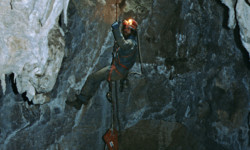 Entrée de l'aven Double (Ardèche) Spéléologie - Aven-double