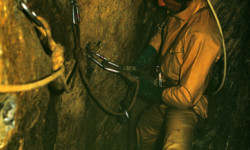 Départ du P25m dans l'aven du Chardon (Alpes Maritimes) Spéléologie - Chardon