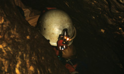 Passage serré dans l'aven du Chardon (Alpes Maritimes) Spéléologie - Chardon