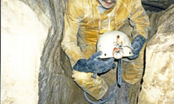 Après une séance de désobstruction dans la Baume du Petit Mont (Doubs) Spéléologie - petit-mont
