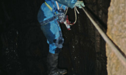 Pont de câble dans l'aven de la Glacière (Alpes Maritimes) Spéléologie - La-Glaciere