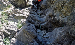 Bendola 1993 - Bruno en rappel dans la partie sèche Bendola - Bruno en rappel dans la partie sèche