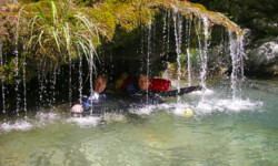 Bendola 2004 - Sous la cascade de tuf Bendola 2004 - Sous la cascade de tuf