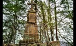 Croix au bord du chemin dans le bois de Rolsen Croix au bord du chemin