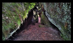 Faille descendant entre les rochers, près des Siamois Faille dans les rochers