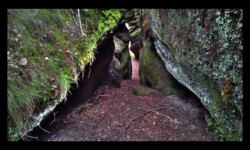 Faille descendant entre les rochers, près des Siamois Faille dans les rochers