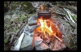 préparation du dîner au feu de bois Bendola : préparation du dîner au feu de bois
