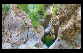 vasque suspendue en bas d'un rappel de 18m Bendola : vasque suspendue en bas d'un rappel de 18m