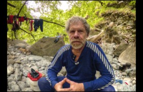 réflexion sur la condition humaine d'un corps plongé seul au fond d'un canyon Bendola : réflexion sur la condition humaine