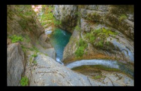 Toboggan de 20m et grande vasque avant la cascade de 40m Bendola : Toboggan de 20m et grande vasque