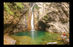 la cascade de 40m tombe dans une grande vasque limpide Bendola : la cascade de 40m tombe dans une grande vasque