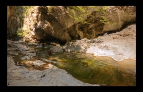 la Bendola s'écoule sur les dalles de calcaire la Bendola s'écoule sur les dalles de calcaire
