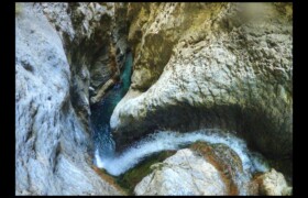Rappel de 14m suivi d'un bien étroit Bendola : Rappel de 14m suivi d'un bief étroit