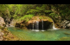 petite cascade de tuf formée par un affluent Bendola : petite cascade de tuf formée par un affluent