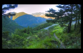 Vallée de la Roya depuis le GR52A au lever du jour Bendola : Vallée de la Roya depuis le GR52A