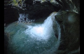 cascade dans la "grotte" Bendola : cascade dans la "grotte"