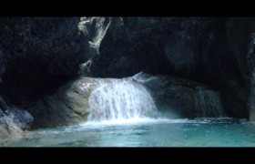 cascade dans la "grotte" Bendola : cascade dans la "grotte"