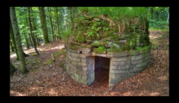 Construction en pierres de taille avant la Pierre Piquée Construction en pierres de taille avant la Pierre Piquée