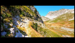 Au fond, le vallon des Aiguilles Au fond, le vallon des Aiguilles