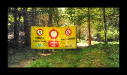 On rencontre de plus en plus ce genre de panneau (qui restent même lorsque les travaux sont terminés...) Interdiction