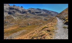 Sentier en dévers vers le col de Serenne Sur le sentier du col de Serenne