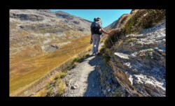 L'étroit sentier qui conduit au col de Serenne Sur le sentier du col de Serenne