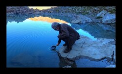 Un peu d'eau prélevée du Lac des 9 couleurs Mortice - Lac des 9 couleurs