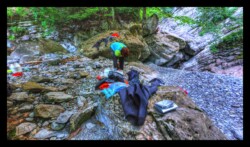Bendola - Arrivée au bivouac de la résurgence. La nuit va tomber