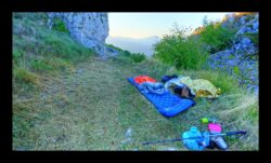 Bivouac au bord du sentier, avant le col du Corbeau