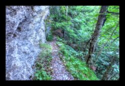 Sentier escarpé après le col du Corbeau