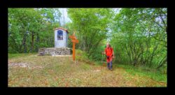 En haut de la montée qui conduit à l'oratoire de la Madonina
