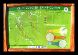 Panneau des randos devant l'abri Paul Bechler